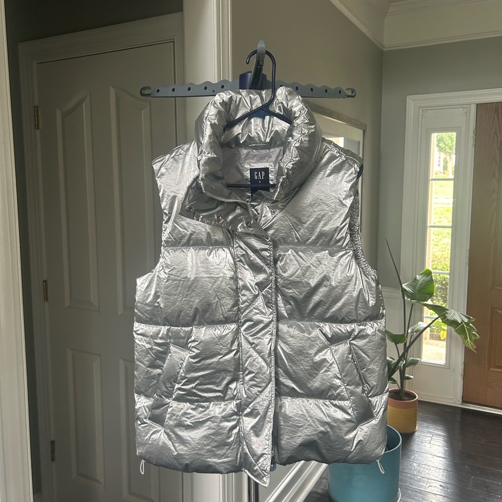 GAP women’s silver puffer vest